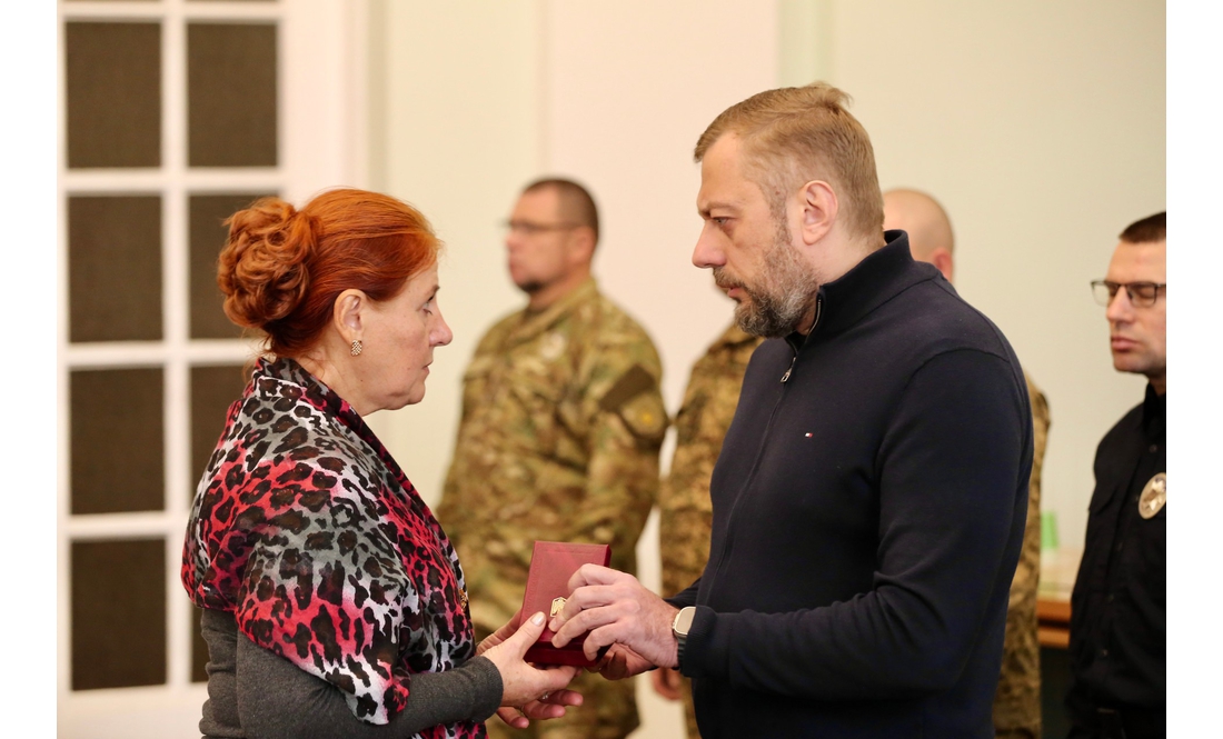 "Ця боротьба триває завдяки їм": родинам захисників із Чернігівщини передали посмертні нагороди