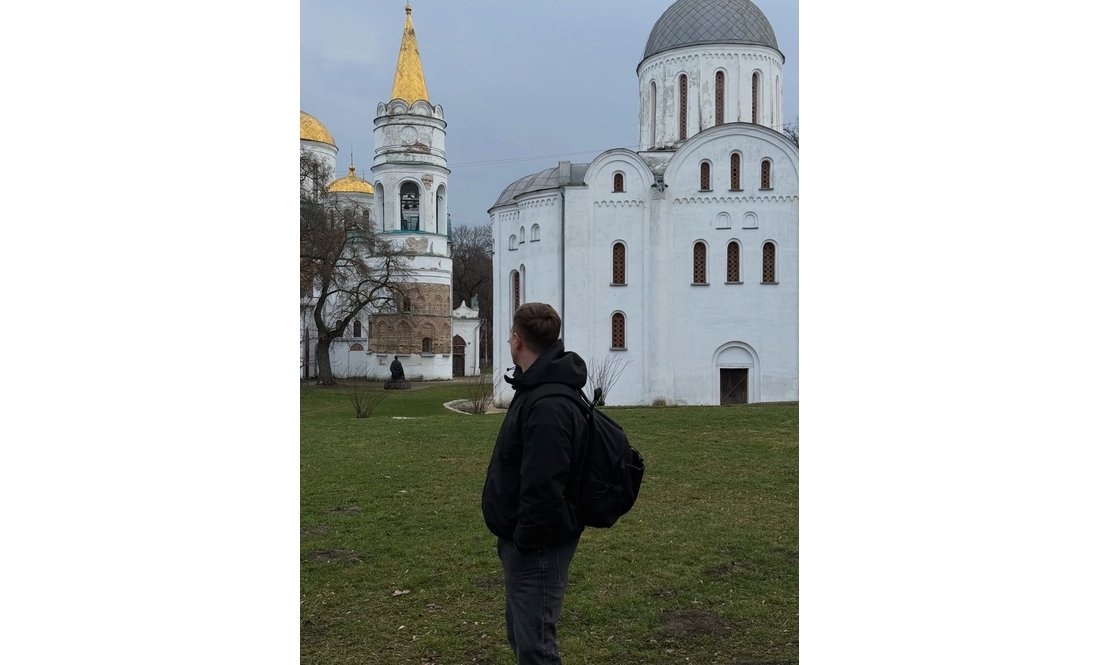 Бачили в кафе з гарною дівчиною: у мережі віруситься пост про поїздку до Чернігова популярного співака та блогера