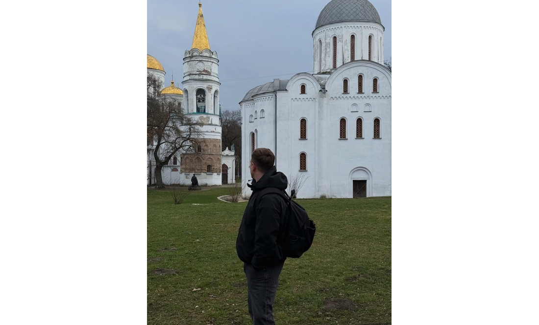 Бачили в кафе з гарною дівчиною: у мережі віруситься пост про поїздку до Чернігова популярного співака та блогера