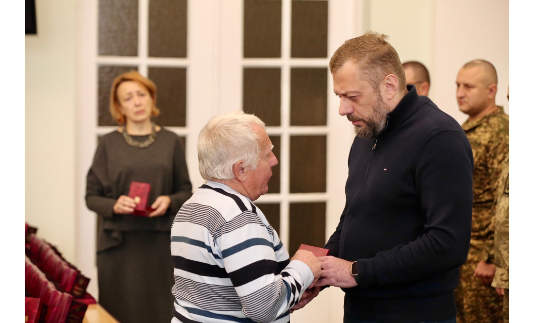"Ця боротьба триває завдяки їм": родинам захисників із Чернігівщини передали посмертні нагороди