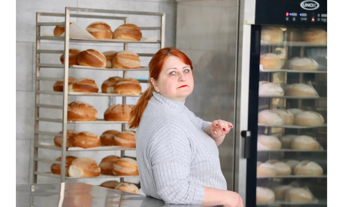 Дві працівниці готують до пів тисячі паляниць за зміну: у громаді відкрили комунальну пекарню
