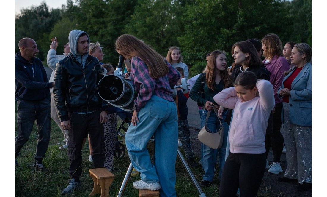 Жителі селища роздивлялися Місяць через телескоп