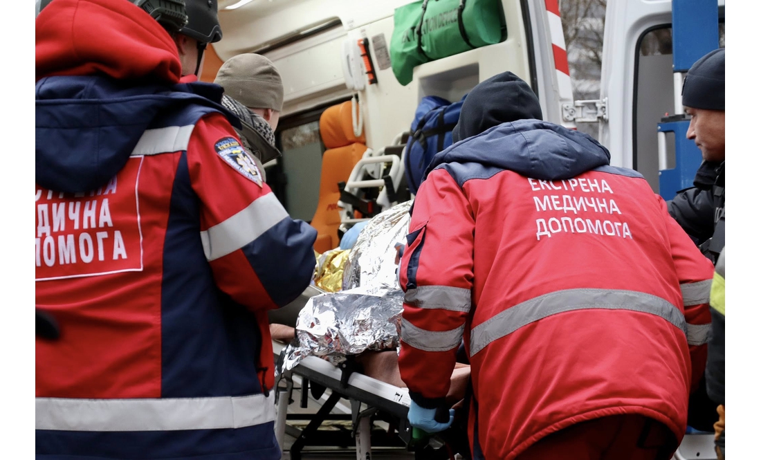 "Люди були вдома": яка ситуація на місці влучання ворожого БпЛА в 5-поверхівку в Чернігові