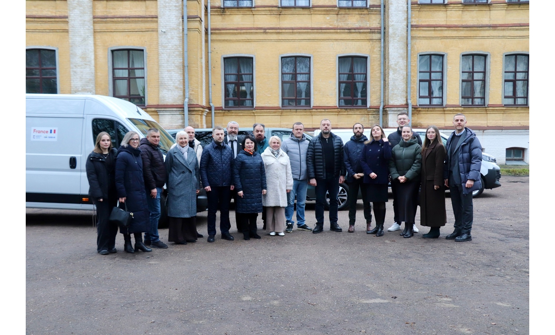 Три громади Чернігівщини отримали фургони від Франції