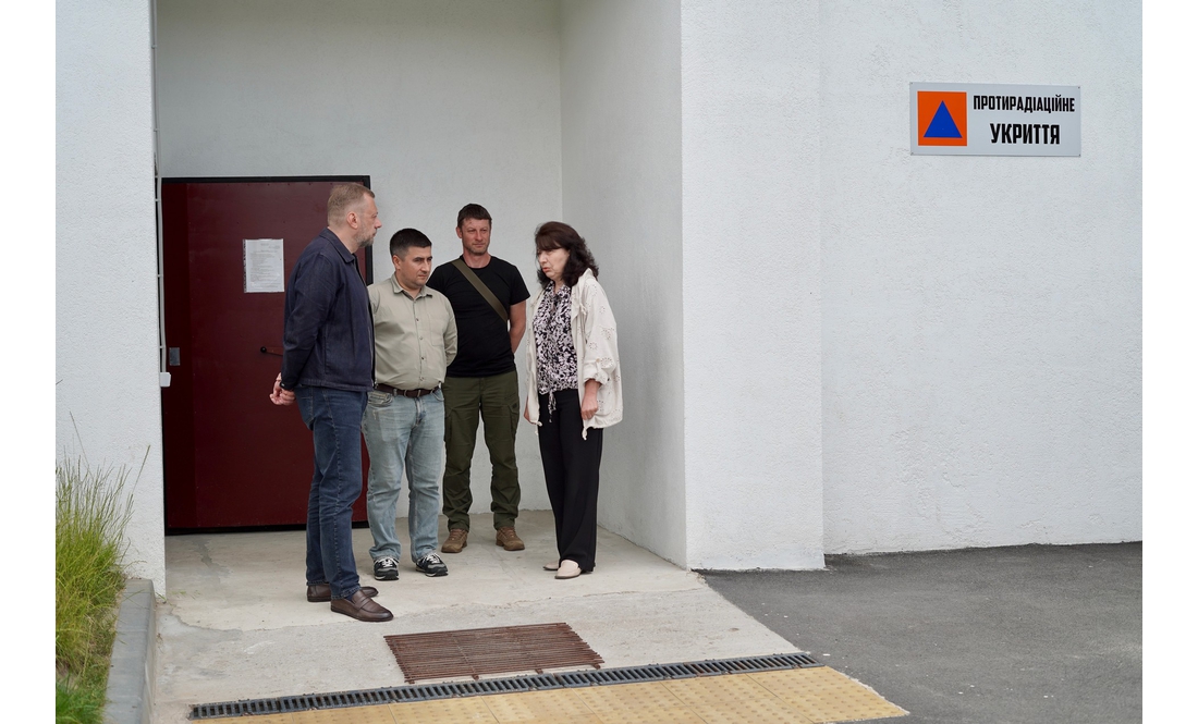 Школярі святкували випускний в укритті: у громаді збудували велике протирадіаційне сховище