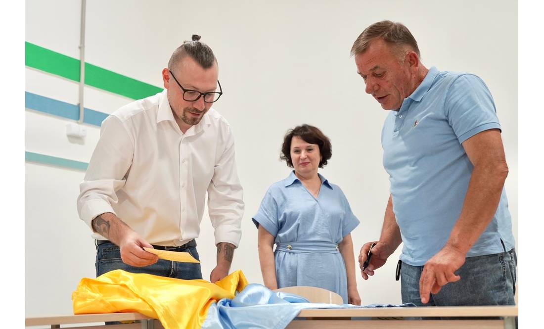 Міністр Безгін на Чернігівщині: про що говорив з прикордонними громадами та хто підписав стяг