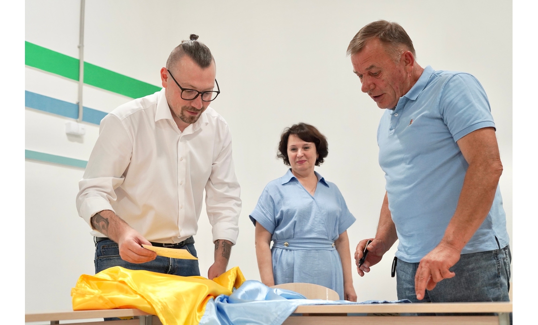 Міністр Безгін на Чернігівщині: про що говорив з прикордонними громадами та хто підписав стяг