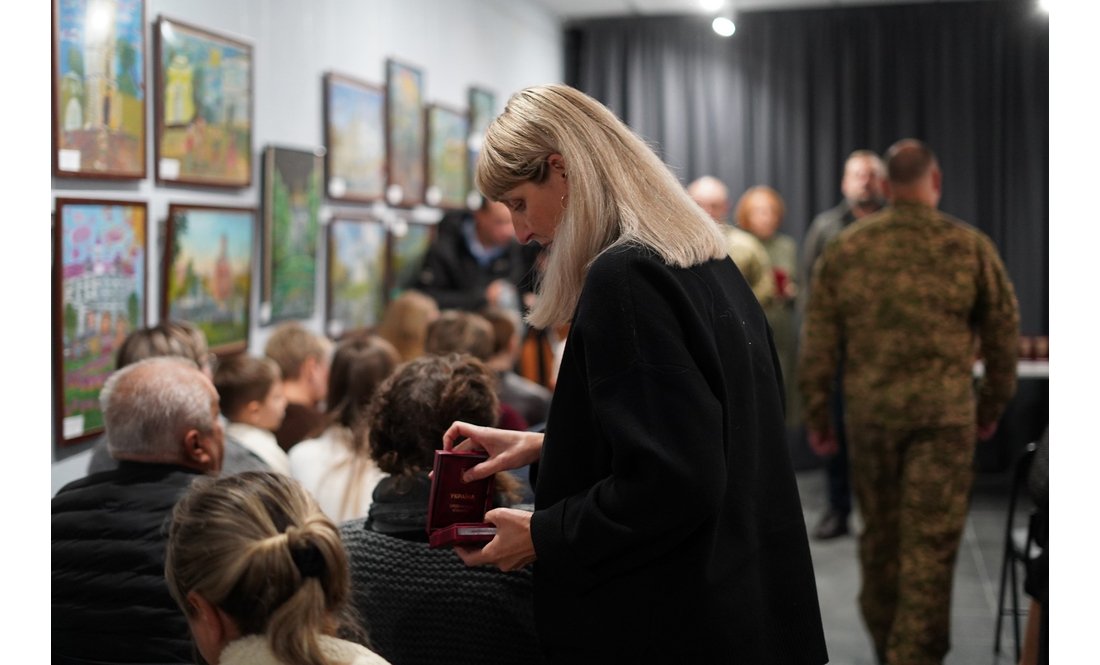 «Їхній голос більше не чути»: 54 родини з Чернігівщини отримали нагороди загиблих захисників