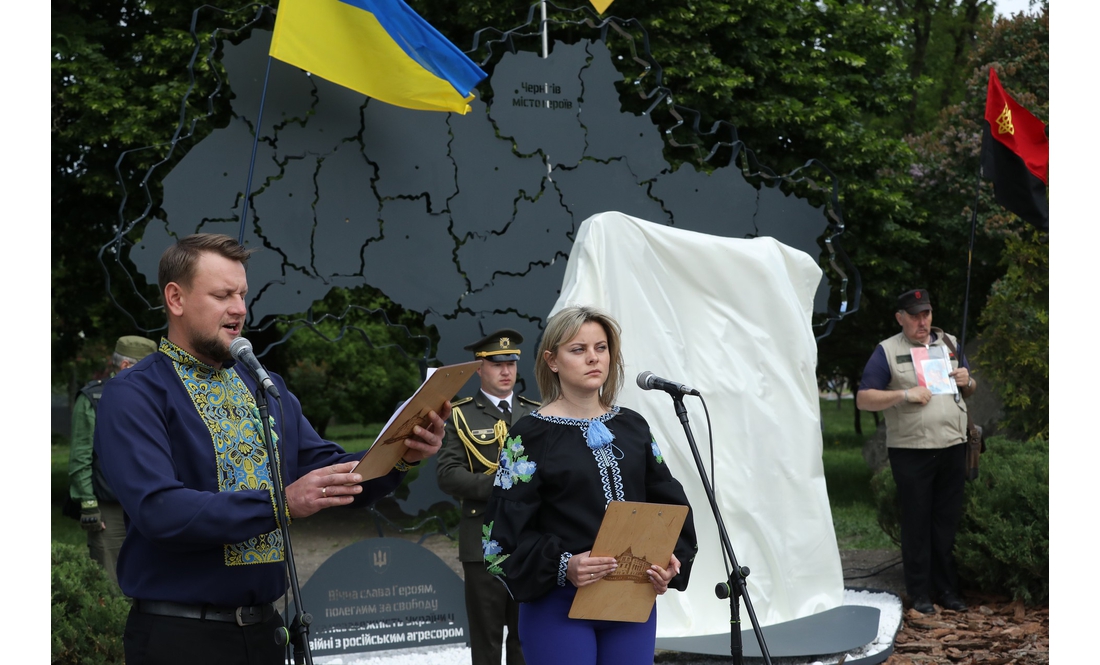 "Це місце для нас – святе": у Чернігові відкрили меморіальний знак на честь Героїв, загиблих у російсько-українській війні
