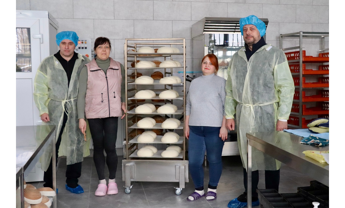 Дві працівниці готують до пів тисячі паляниць за зміну: у громаді відкрили комунальну пекарню