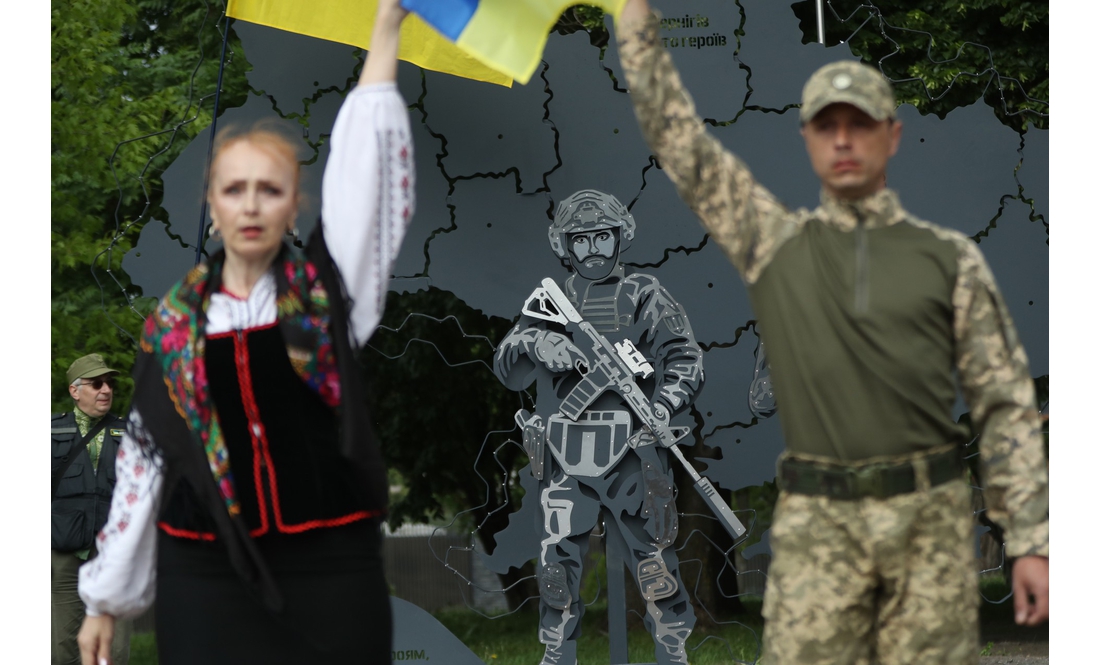 "Це місце для нас – святе": у Чернігові відкрили меморіальний знак на честь Героїв, загиблих у російсько-українській війні