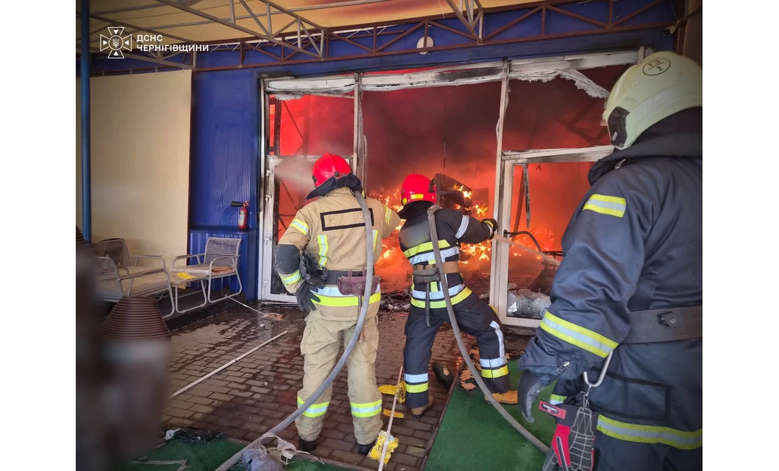 Є постраждалі: рятувальники показали наслідки удару по Епіцентру в Прилуках
