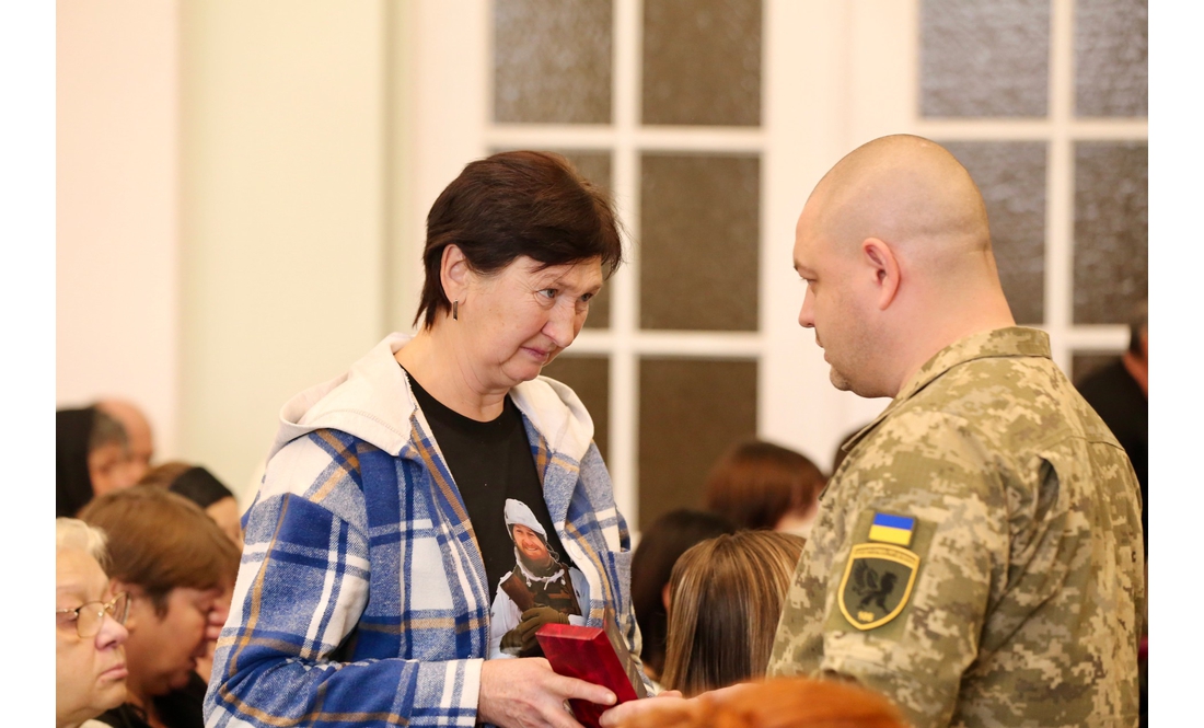 "Ця боротьба триває завдяки їм": родинам захисників із Чернігівщини передали посмертні нагороди