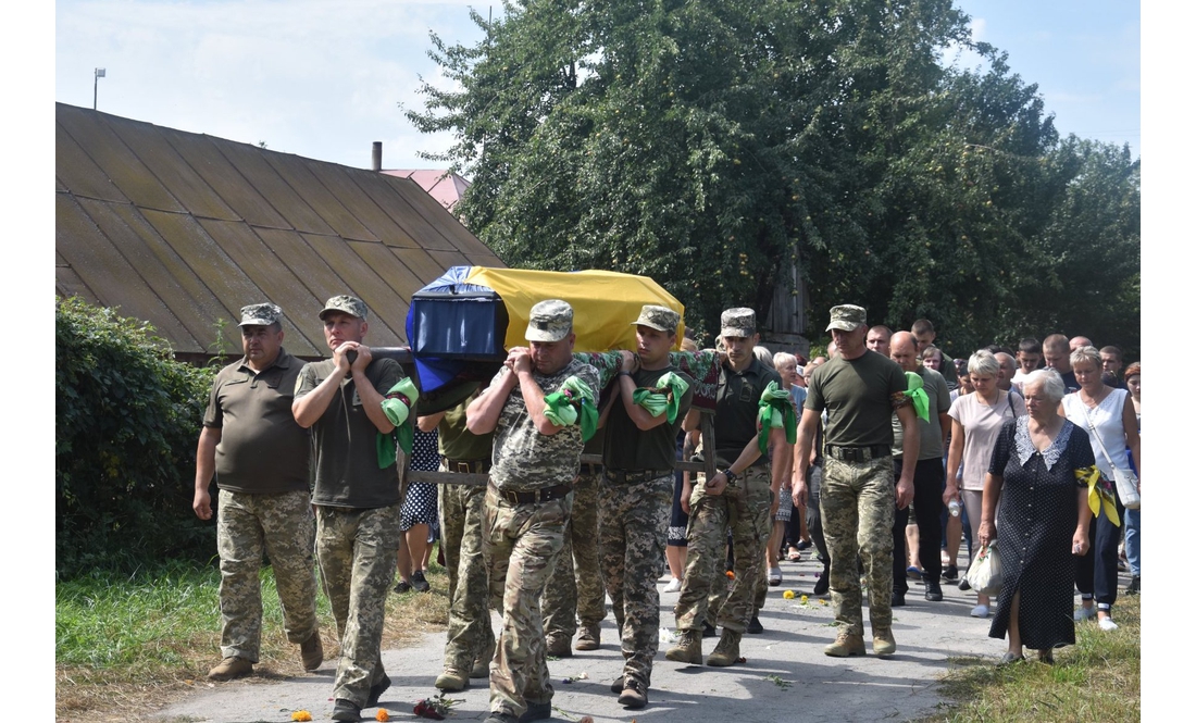 Носівська громада попрощалася з Героєм, який загинув на Харківщині