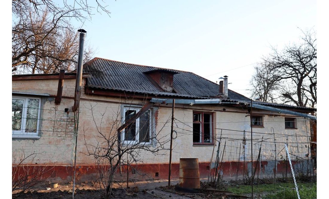 Безперервно працюють екстрені та комунальні служби: ситуація на місцях ударів у Чернігові