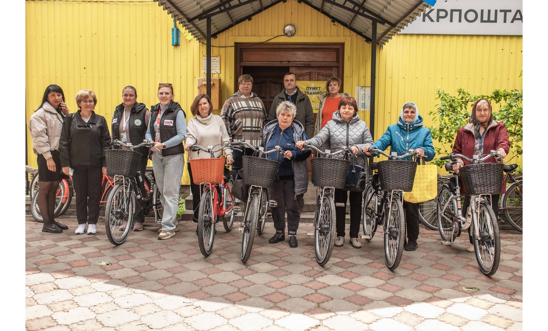 Везуть ліки і продукти: соцробітниці в громаді отримали нові електроровери