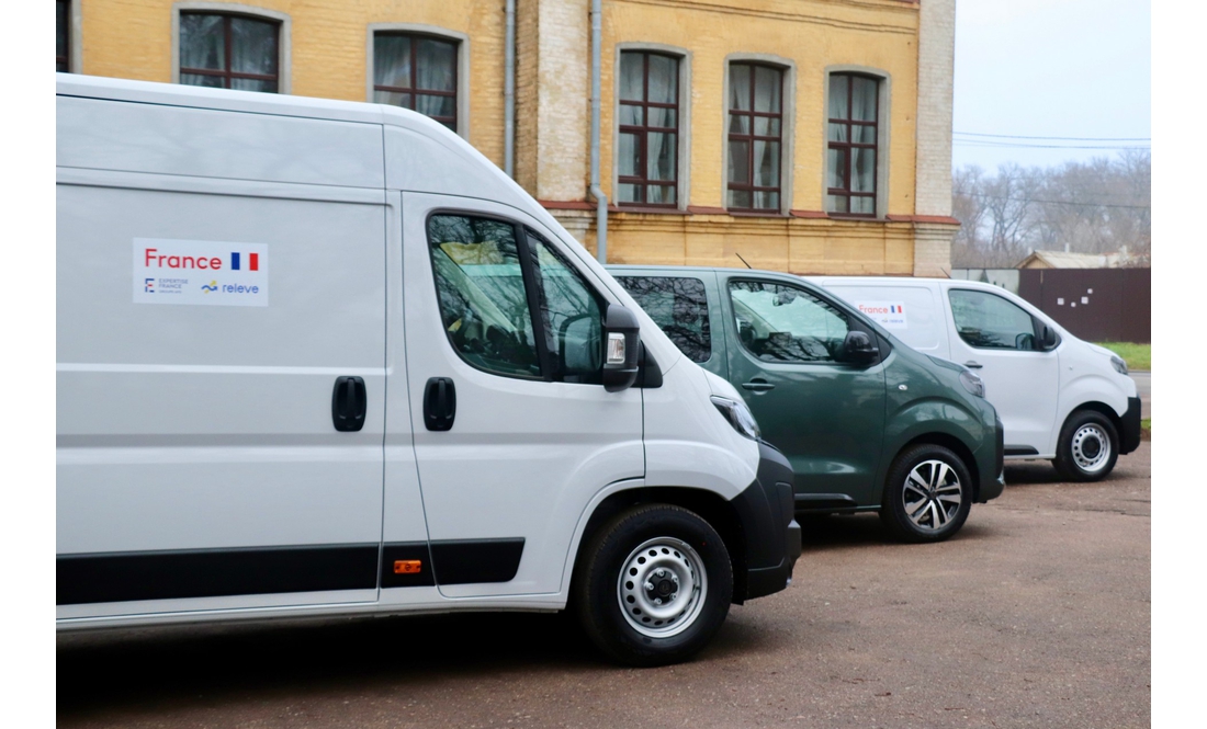 Три громади Чернігівщини отримали фургони від Франції