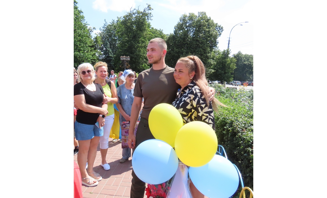 Після полону додому повернувся 23-річний захисник - зустрічали з короваєм