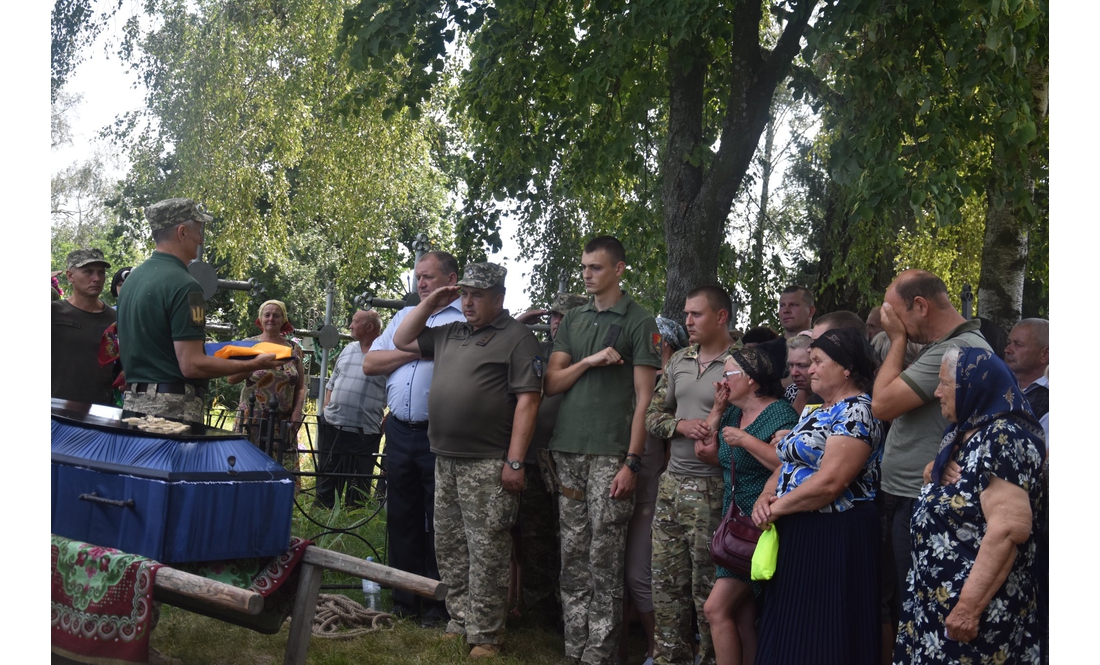 Носівська громада попрощалася з Героєм, який загинув на Харківщині