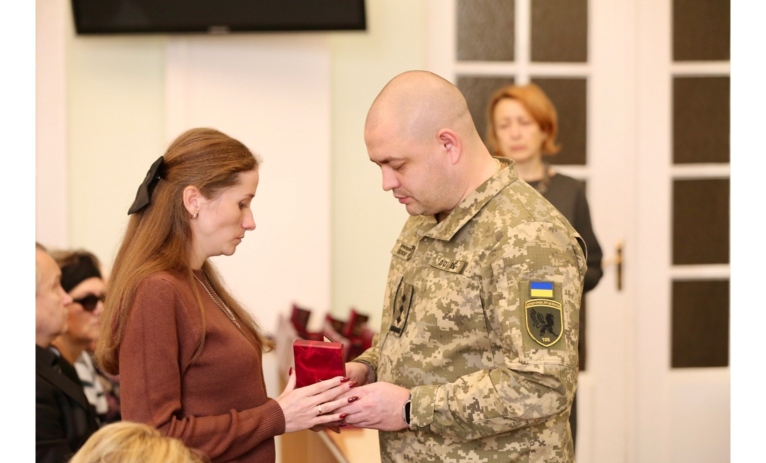 "Ця боротьба триває завдяки їм": родинам захисників із Чернігівщини передали посмертні нагороди