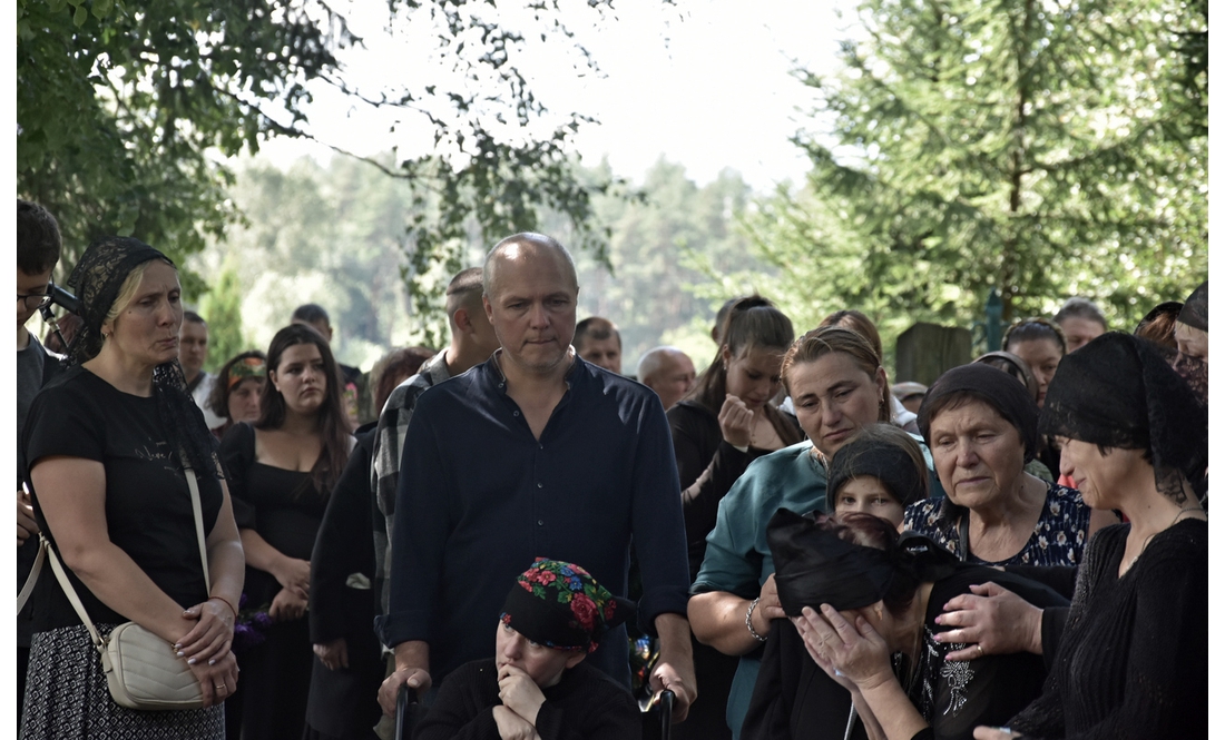 Зупинилося серце розвідника ДШВ: громада прощалася із захисником у День Незалежності