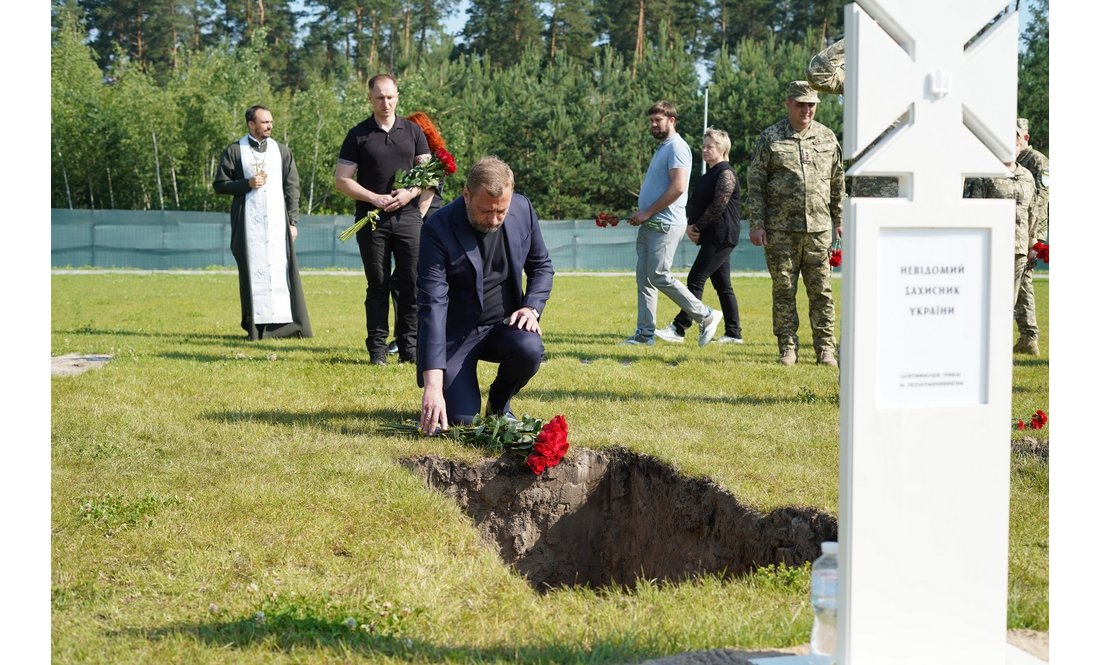 "Ми не знаємо їхніх імен, але знаємо ціну подвигу": на Київщині поховали 12 невпізнаних захисників