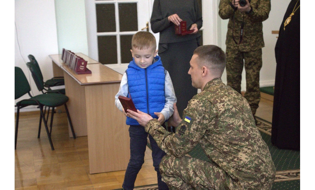 У Чернігівській ОВА передали нагороди родинам загиблих бійців