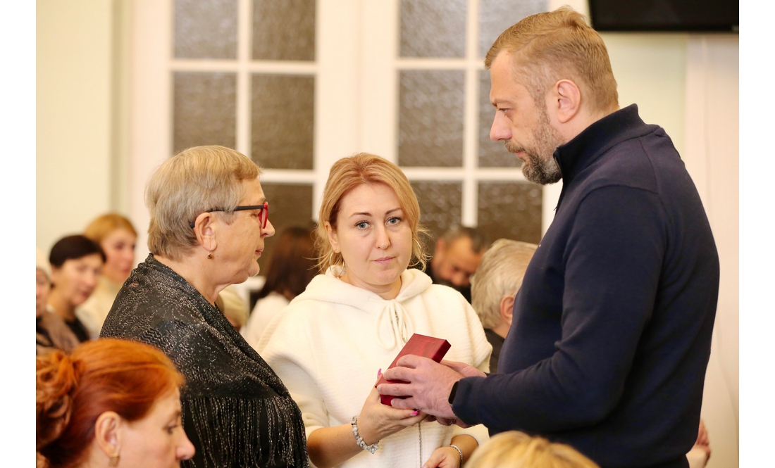 "Ця боротьба триває завдяки їм": родинам захисників із Чернігівщини передали посмертні нагороди