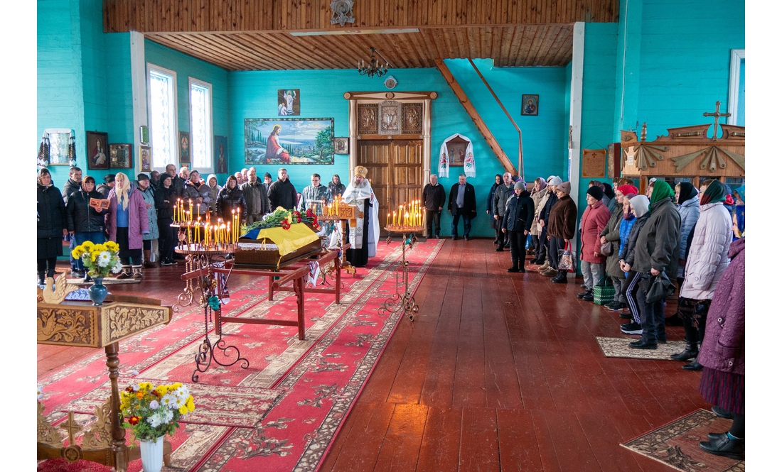 Виховала тітка, залишився брат: громада попрощалася з бійцем, який загинув більше року тому