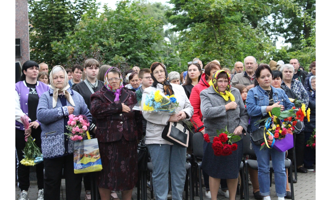 "У наших серцях - назавжди, любі наші сини": у селищі відкрили Алею Героїв