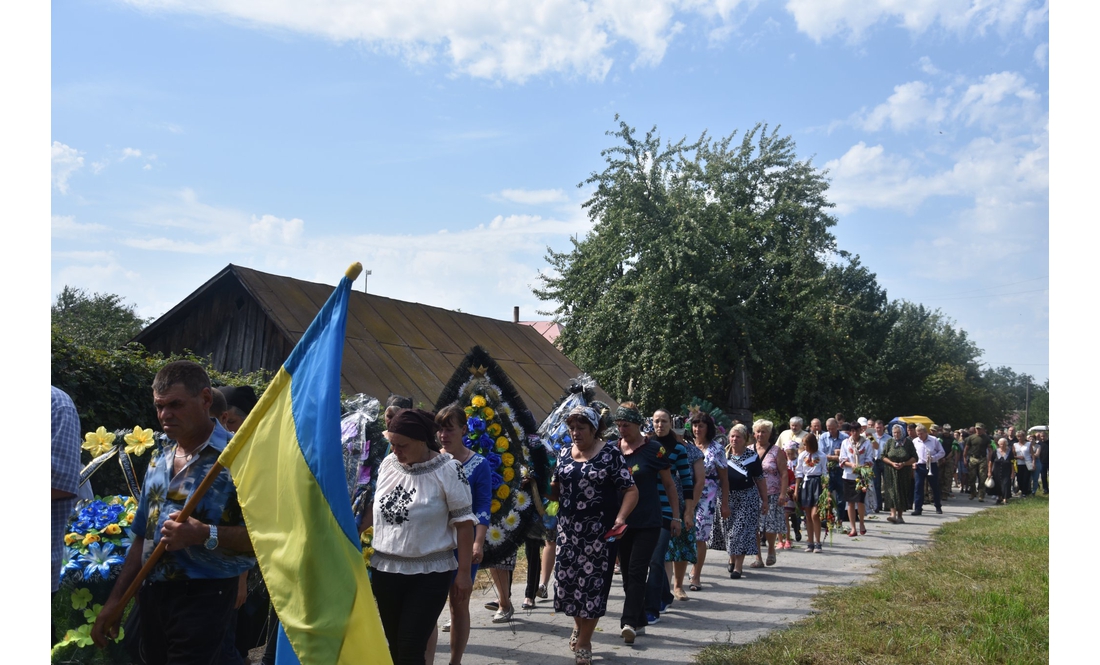 Носівська громада попрощалася з Героєм, який загинув на Харківщині