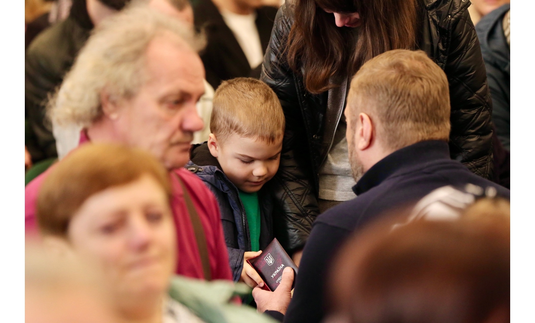 "Ця боротьба триває завдяки їм": родинам захисників із Чернігівщини передали посмертні нагороди