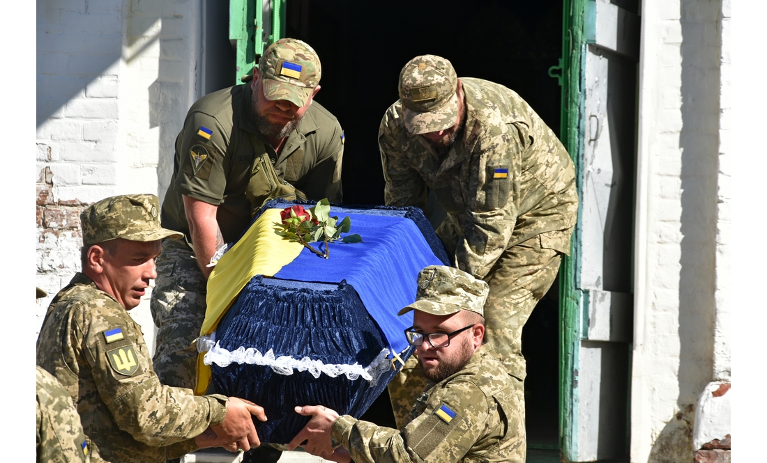 На Чернігівщині земляки провели в останню путь 39-річного воїна — рідних у нього не залишилося