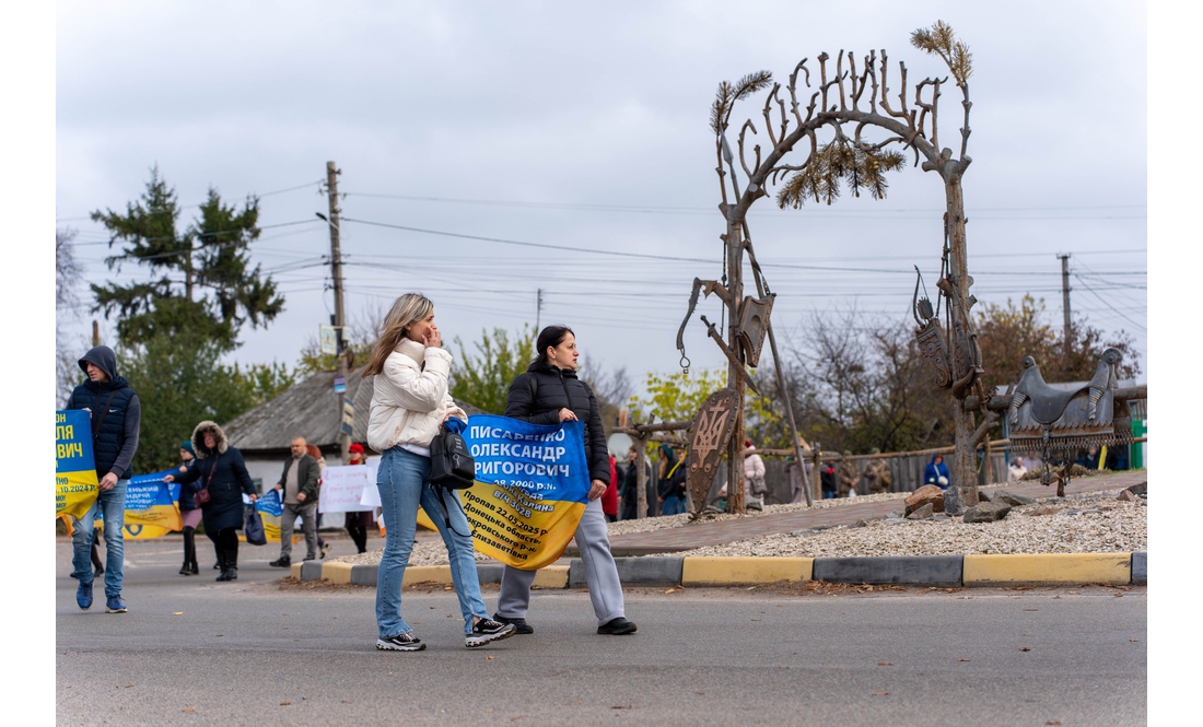 "Тяжка ноша чекати": у селищі пройшла мирна акція на підтримку полонених і зниклих бійців