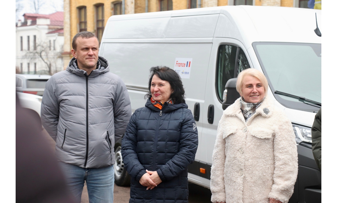 Три громади Чернігівщини отримали фургони від Франції