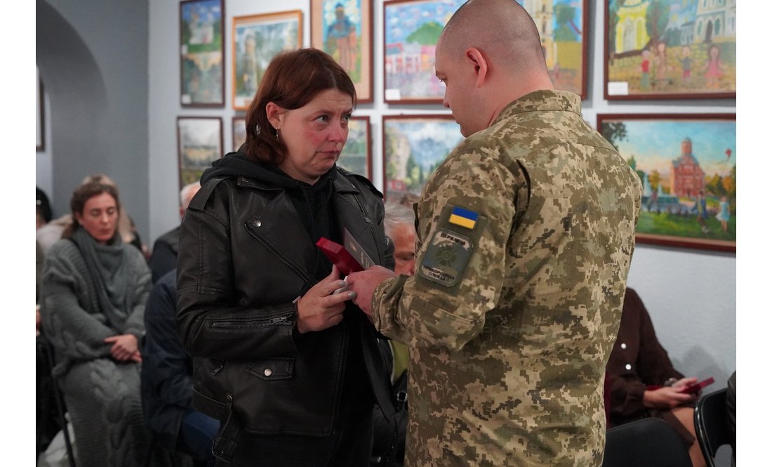 «Їхній голос більше не чути»: 54 родини з Чернігівщини отримали нагороди загиблих захисників