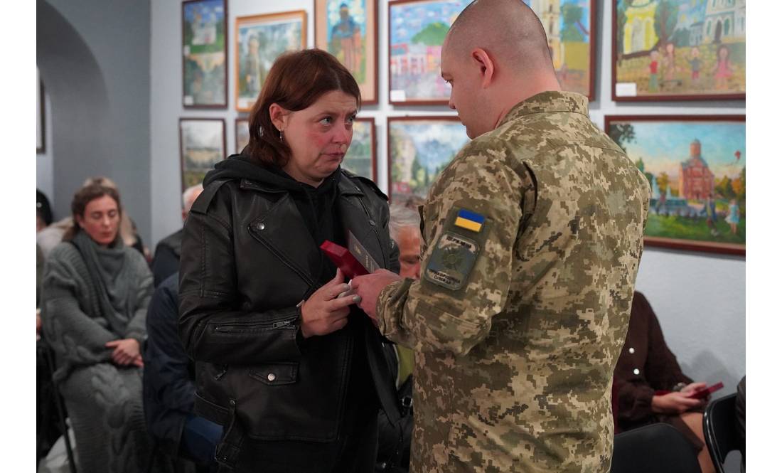 «Їхній голос більше не чути»: 54 родини з Чернігівщини отримали нагороди загиблих захисників