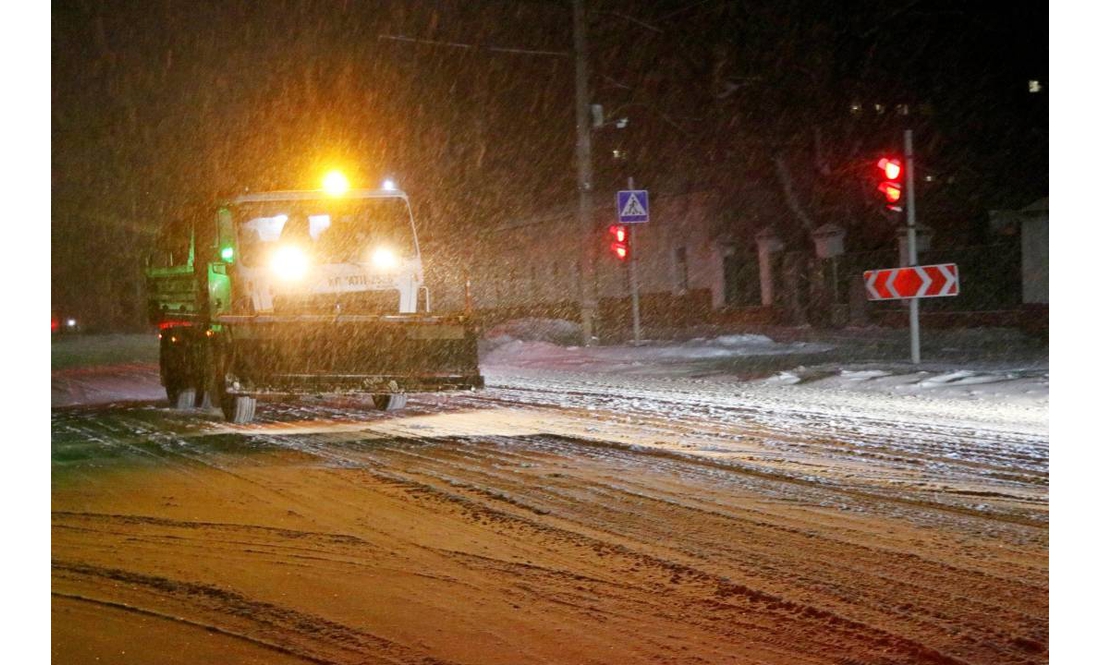 У Чернігові випало 14 см снігу за добу: місто чистять спецмашини та трактори