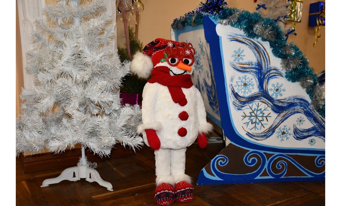 Концертмейстер став ніжинським святим Миколаєм: які подарунки просять діти