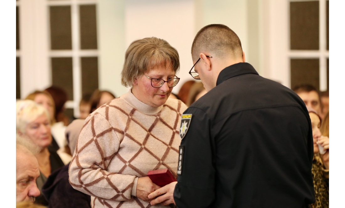 "Ця боротьба триває завдяки їм": родинам захисників із Чернігівщини передали посмертні нагороди