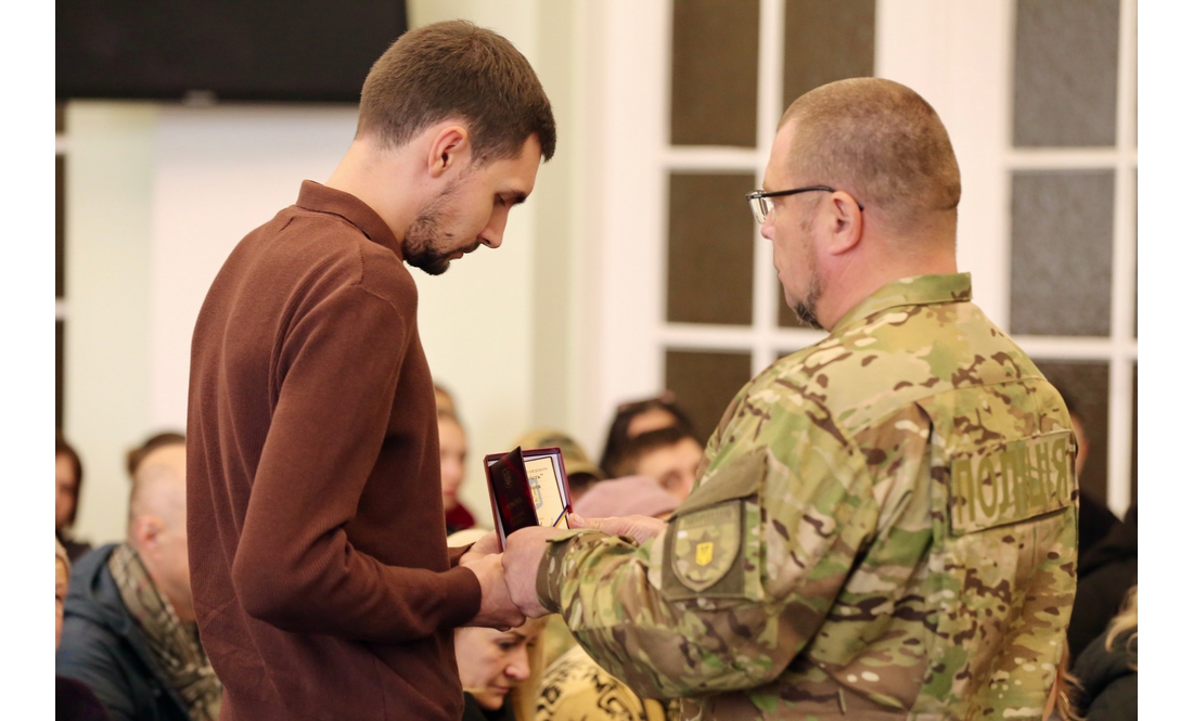 "Ця боротьба триває завдяки їм": родинам захисників із Чернігівщини передали посмертні нагороди