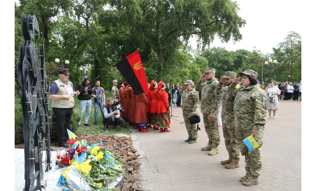 "Це місце для нас – святе": у Чернігові відкрили меморіальний знак на честь Героїв, загиблих у російсько-українській війні