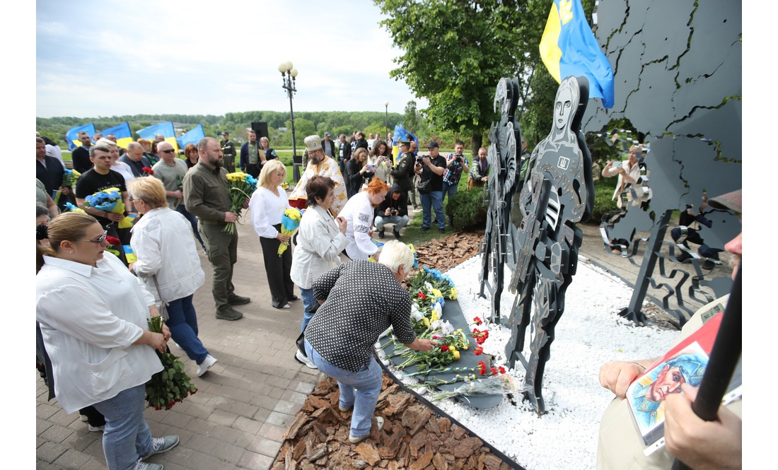 "Це місце для нас – святе": у Чернігові відкрили меморіальний знак на честь Героїв, загиблих у російсько-українській війні