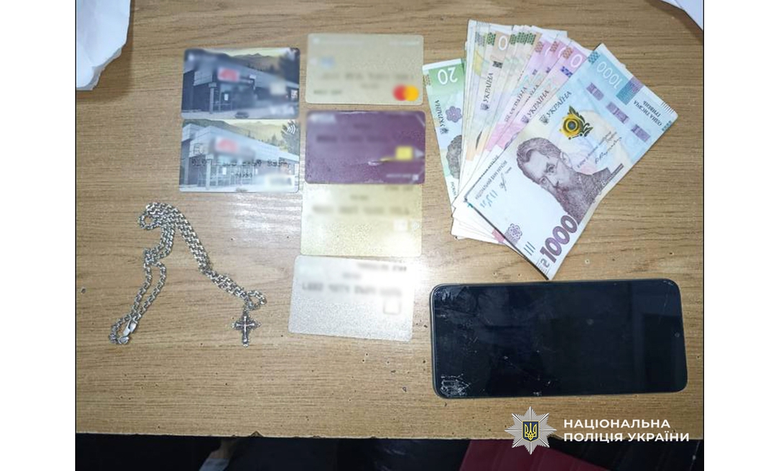 У Чернігові рецидивісти з ножем пограбували хлопця