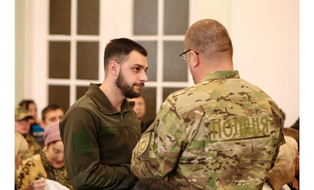 "Ця боротьба триває завдяки їм": родинам захисників із Чернігівщини передали посмертні нагороди