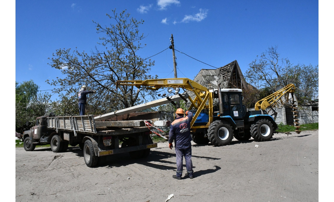 У Чернігові ставлять нові електростовпи на Бобровиці