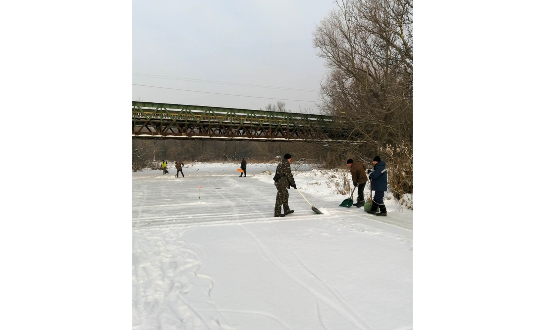 У селищі на Чернігівщині облаштували ковзанку