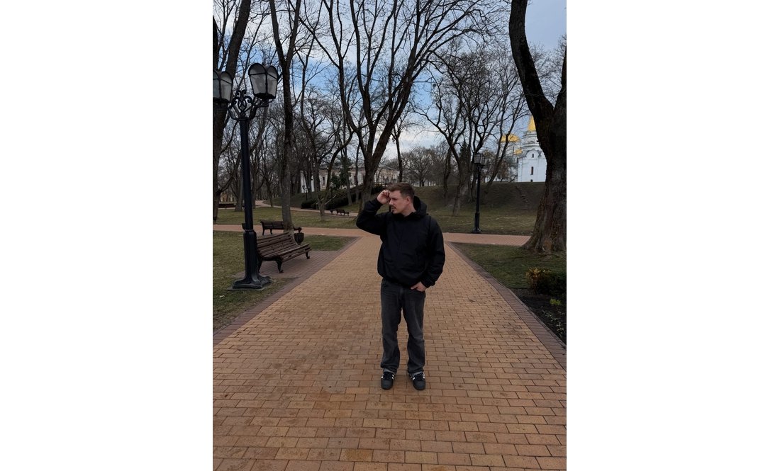 Бачили в кафе з гарною дівчиною: у мережі віруситься пост про поїздку до Чернігова популярного співака та блогера