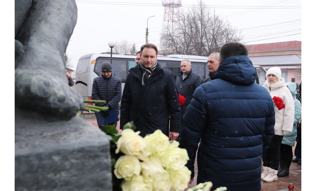 Німці приїхали у Чернігів і відвідали райцентр - вшанували пам'ять жертв Корюківської трагедії