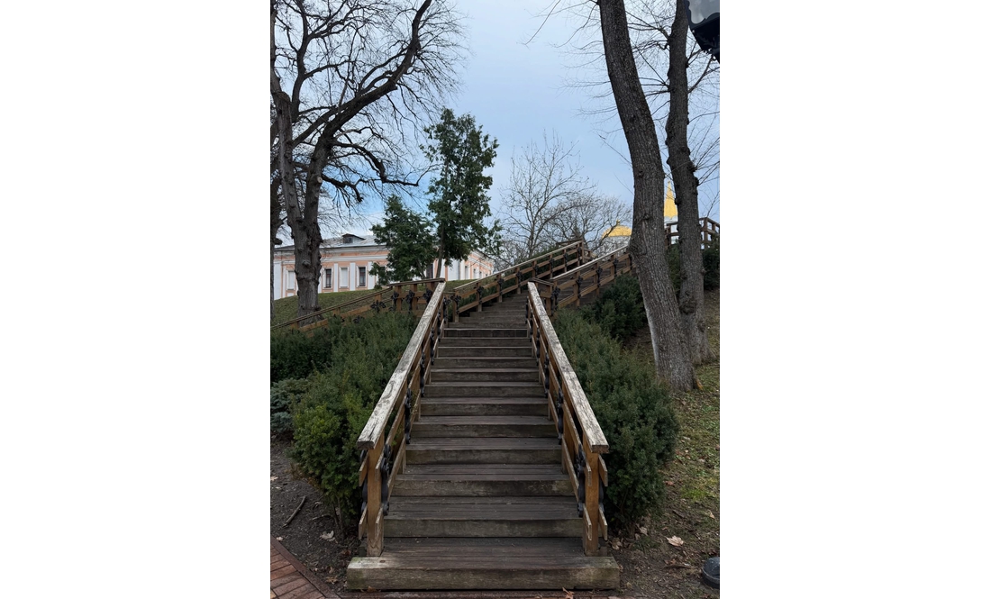 Бачили в кафе з гарною дівчиною: у мережі віруситься пост про поїздку до Чернігова популярного співака та блогера